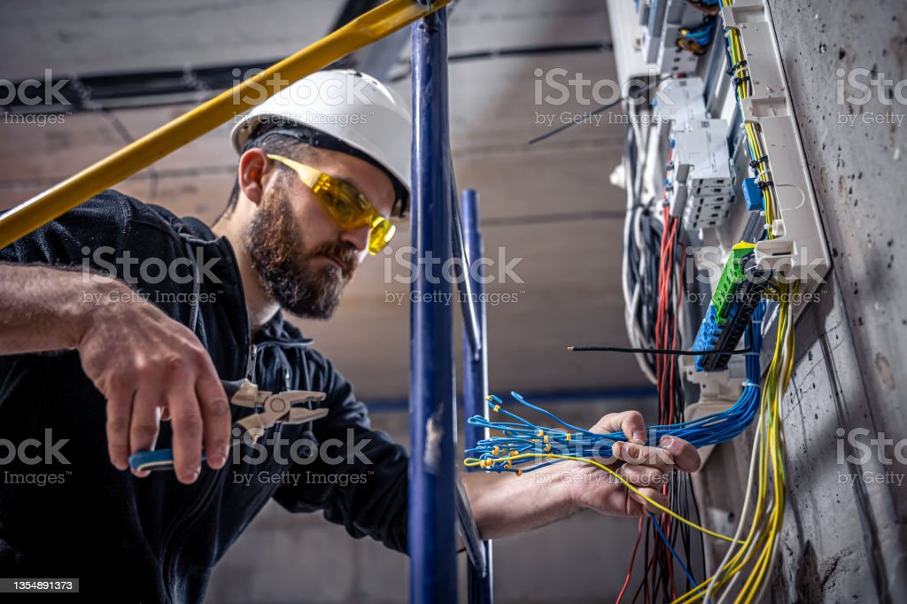 Elettricista cercasi
